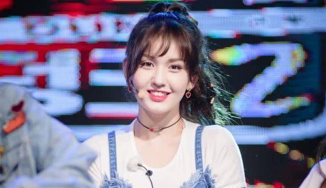 somi在中国坐磁悬浮列车,被速度惊到了,但坐姿却让人不敢恭维_周洁琼