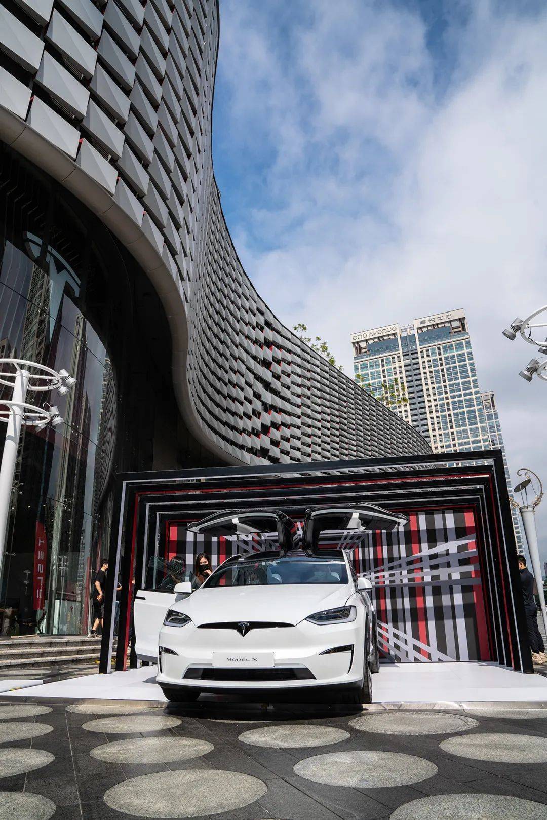 来看看 model x plaid 是怎么把旧瓶新酒玩到极致的