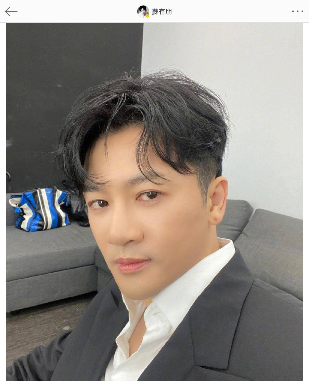 47岁苏有朋晒怼脸自拍照,滤镜重到看不见一丝皱纹,磨皮技术堪称回炉重