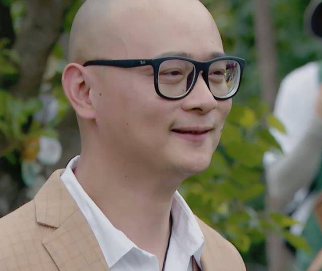 傅首尔婚礼神秘人的身份揭晓,看到他拄着拐棍走来时,全场被感动_生活