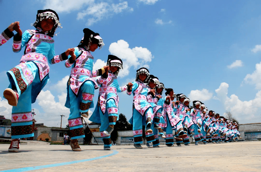 彝族达体舞是彝族人民来源于生活在劳动中创造的舞蹈.