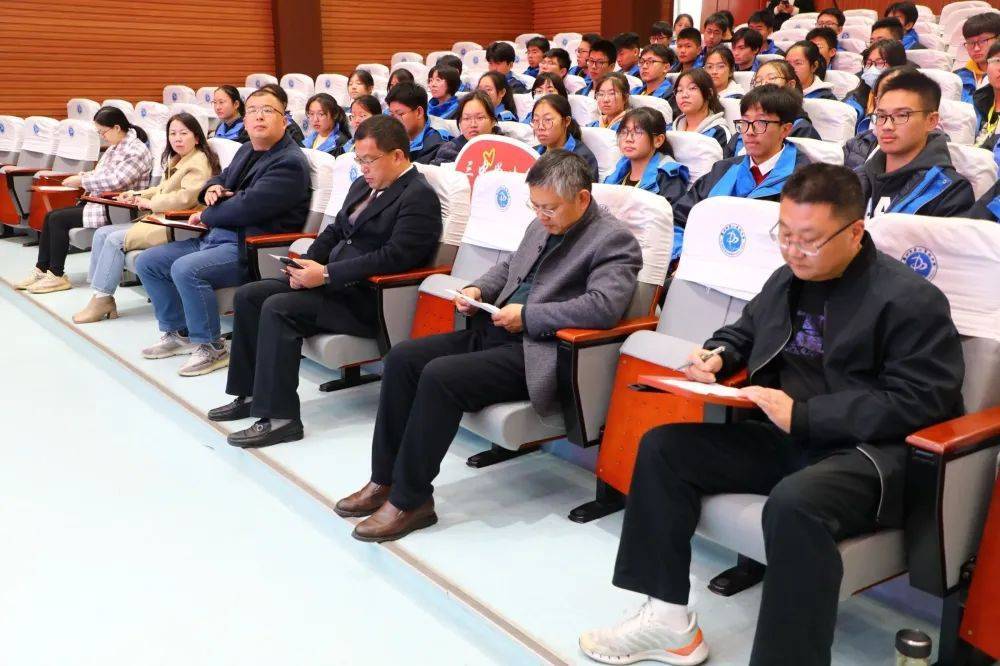 泰州市第三高级中学举行新一届学生会成员换届竞选大会_同学_篮球