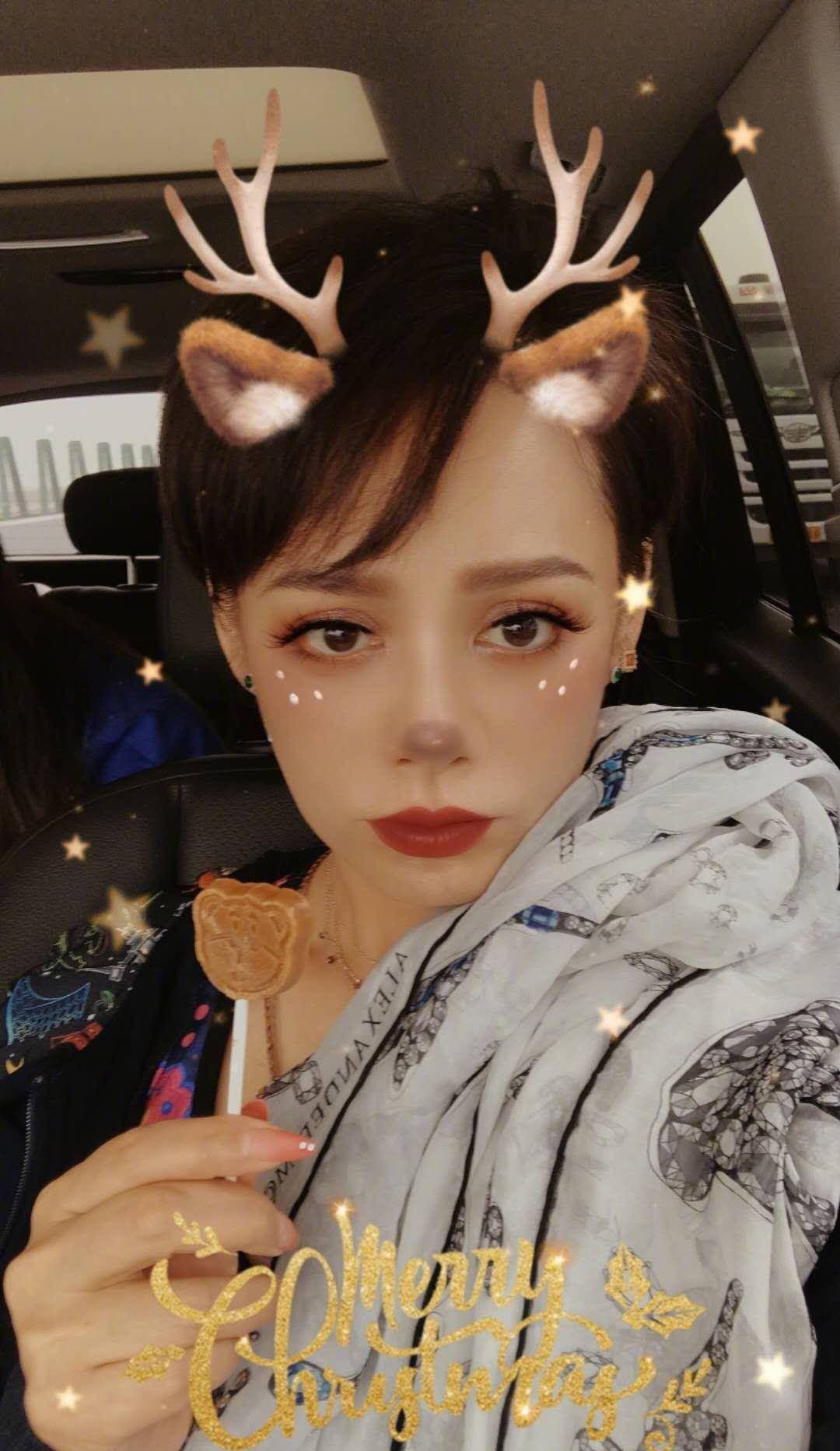 48岁宁静晒生日自拍,画"蓝精灵"眼妆欧美范儿十足,锁骨真心太迷人