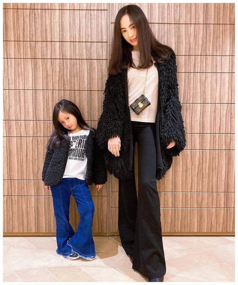 4年3胎身材好,与4岁女儿合照似少女_关颖_朱志威_黄志玮