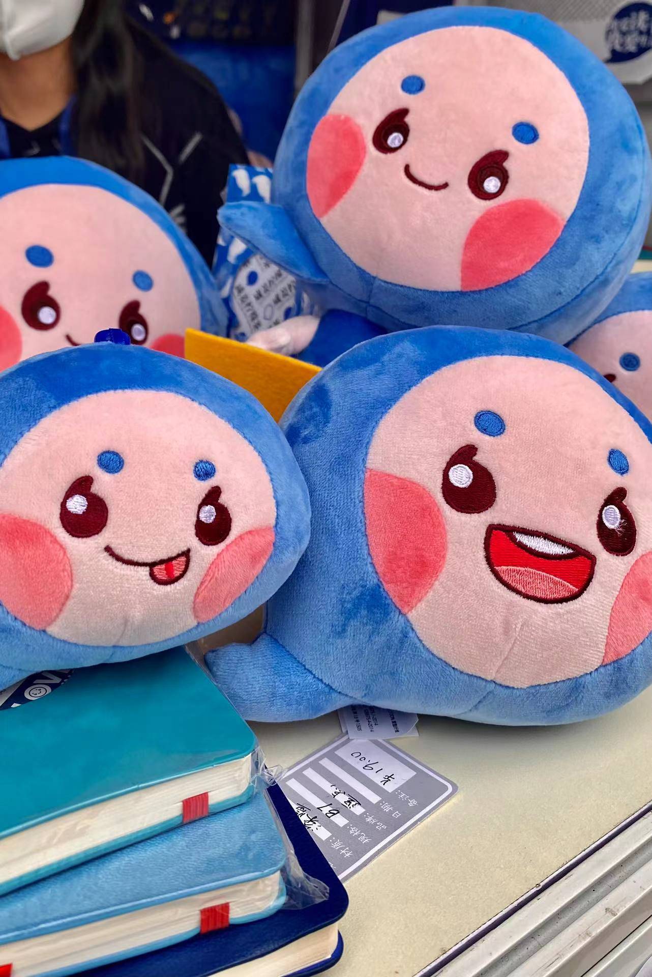 书展吉祥物"逗点"文创周边也受到读者喜爱,上海书展越来越成为阅读