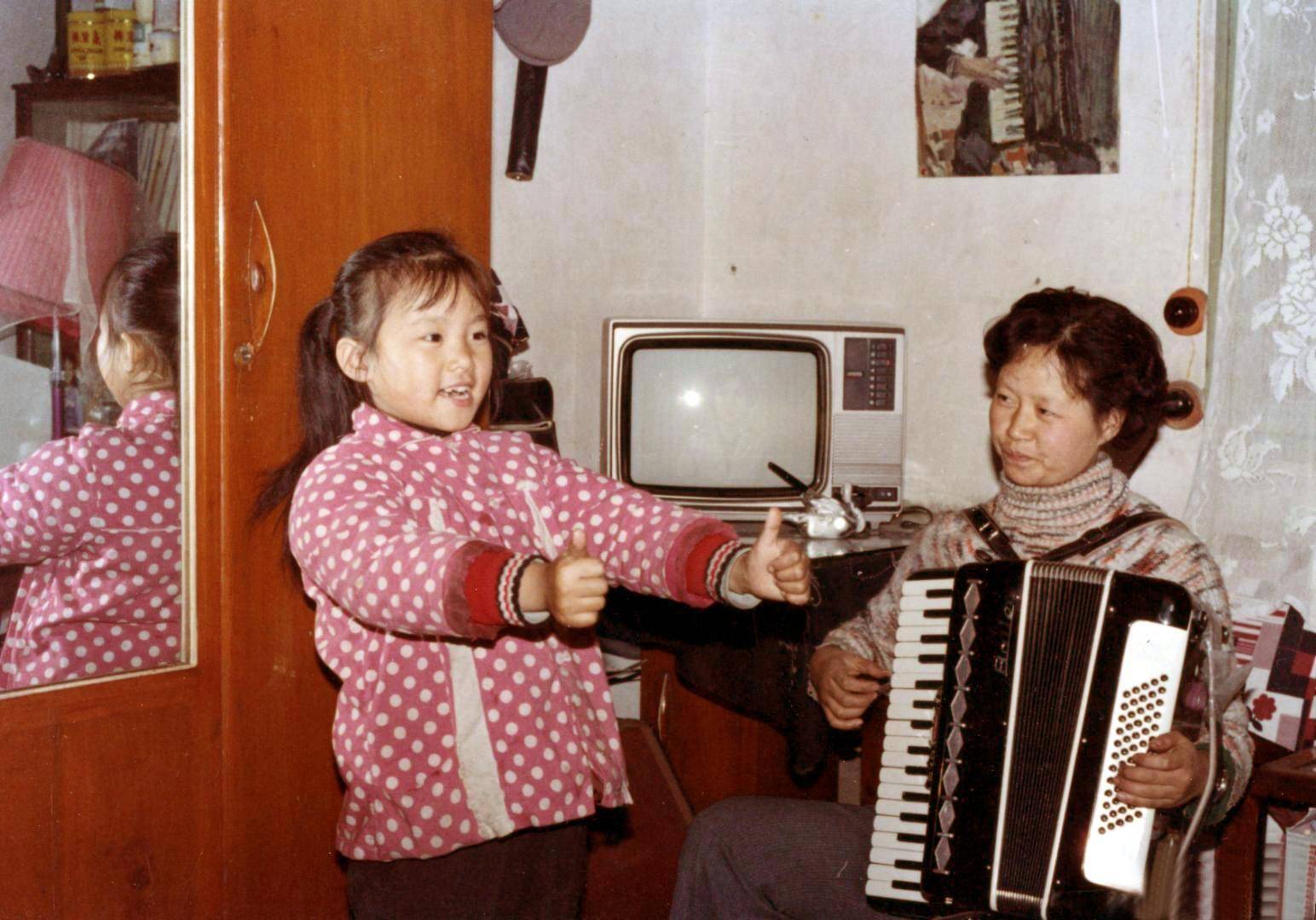 小时候的龚琳娜与母亲5岁时她第一次登台演唱《有一首歌儿就是我》