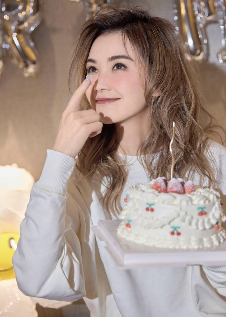 蔡卓妍晒40岁生日照 手捧蛋糕笑容灿烂