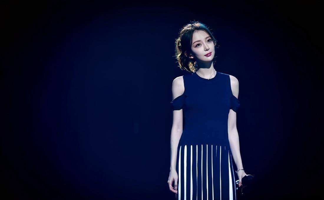 一直不火的汪小敏,人美歌甜,私服更是美得一塌糊涂_黑色_毛衣_舞台