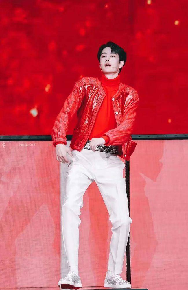 舞台王一博上脚dunk,带节奏炒涨价又暴跌,2022年第1次乱冲?