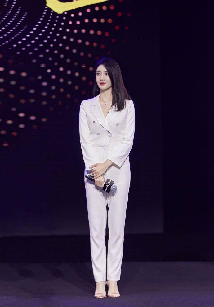 当佟丽娅和江疏影同穿白色连体裤,终于知道美女与女神的差距了_异域