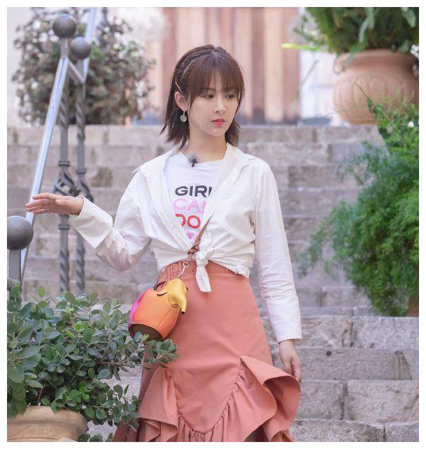 杨紫私下尝试"佟年穿搭",开始想求同款,看到最后:我拒绝_颜色_粉红色