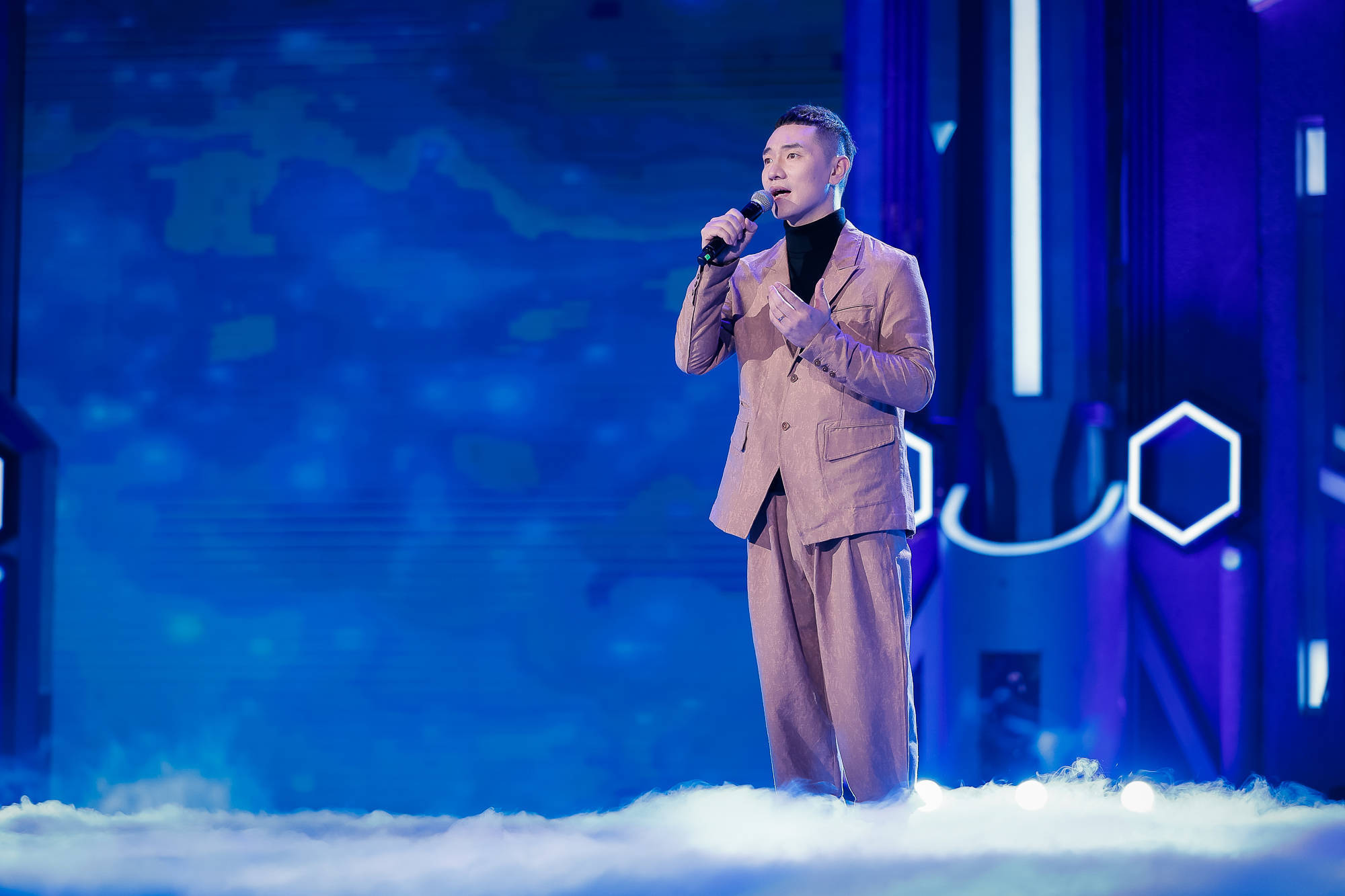 王琪始终没有放弃自己的音乐创作,作曲并演唱了《情人迷》《站着等你