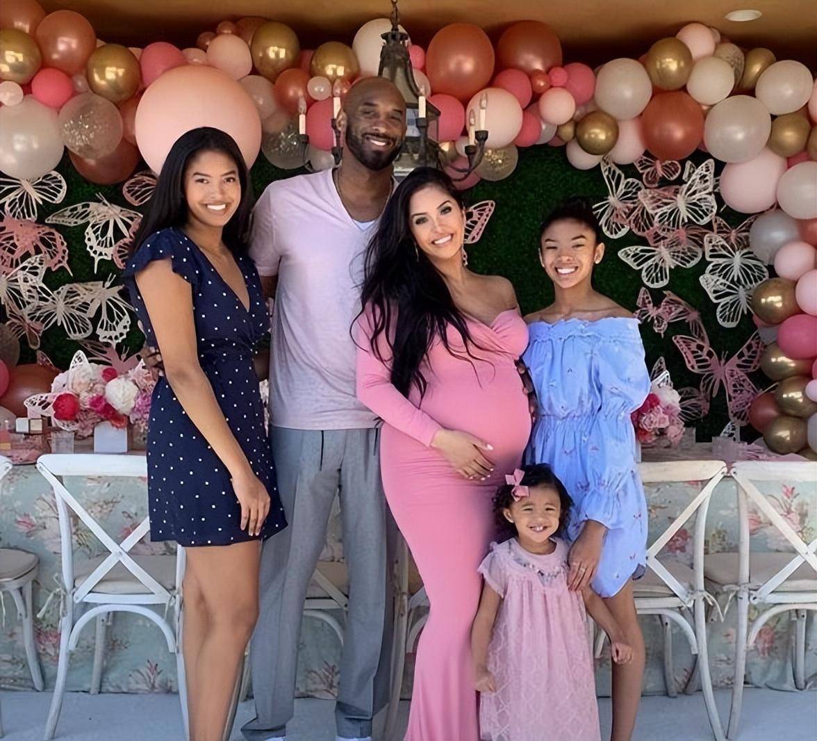 科比19岁大女儿:身高1.