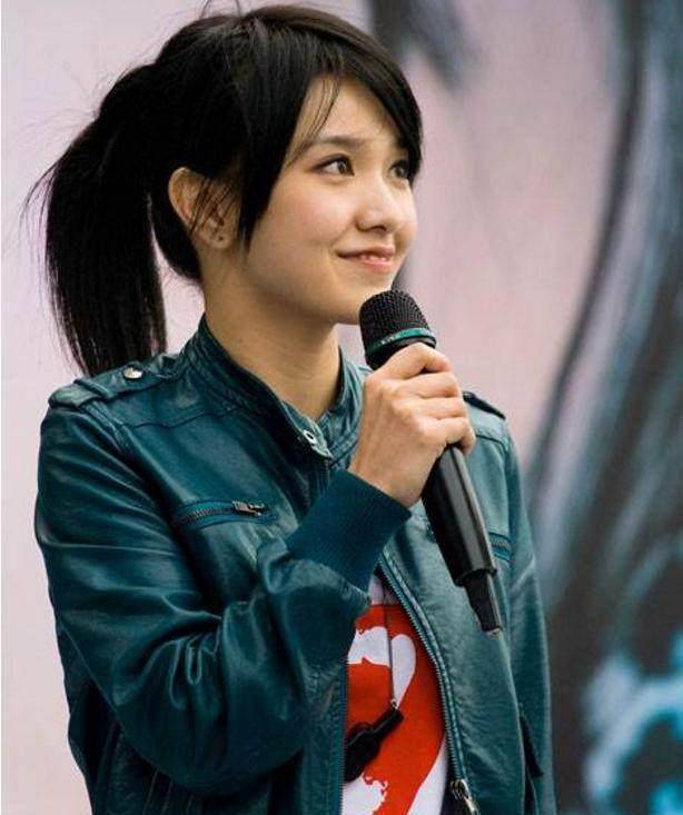 郭采洁早年长发照太可爱,长相清纯判若两人,像极邻家小妹认不出_样子