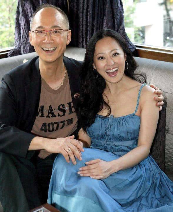 56岁章小蕙近照,离开钟镇涛20多年,仍拥有30岁的身段容颜_俏丽_状况