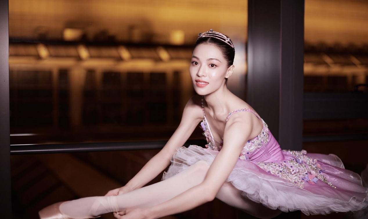 壮成两个钟楚曦成"金刚女芭比"逆天长腿都救不了_胡歌_霍建华_金鸡