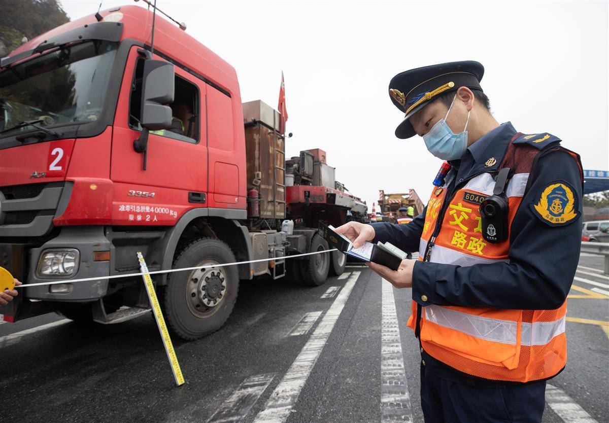 9吨巨无霸行驶湖北高速 高速路政全力护航_车辆_随州_大件
