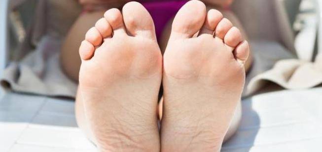 脚底干蜡黄平时,一些立方体较厚的人可能有蜡黄色的鞋底,但如果脚底