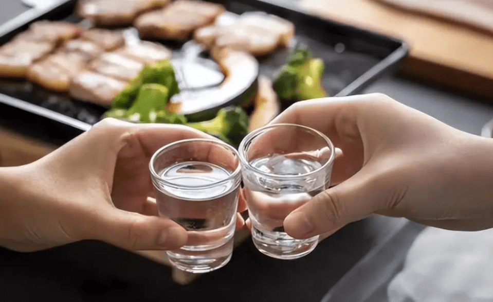 冬日饮食要有度,建议中老年人喝酒牢记"2喝2不喝",安稳过冬_口感_酿造