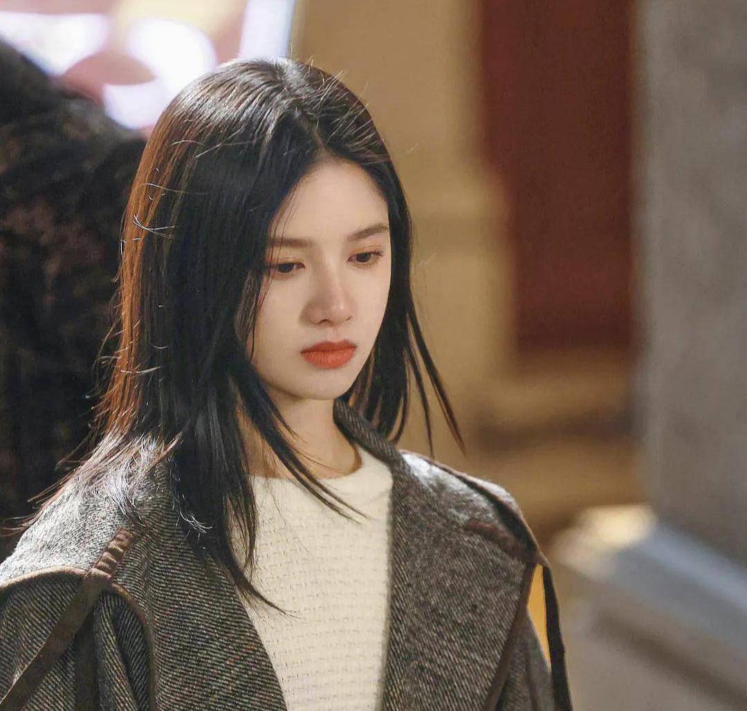 在《点燃我,温暖你》播出不到一周,就有700多个话题问世,女主角张凤仪