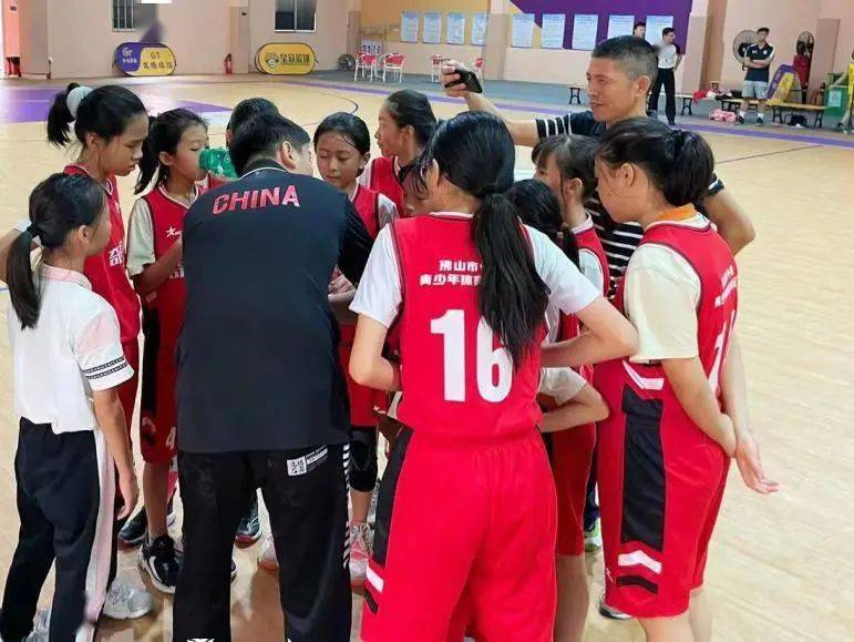 杀出重围|奇槎小学女队挺进禅城区中小学生篮球锦标赛决赛_教练_赛出