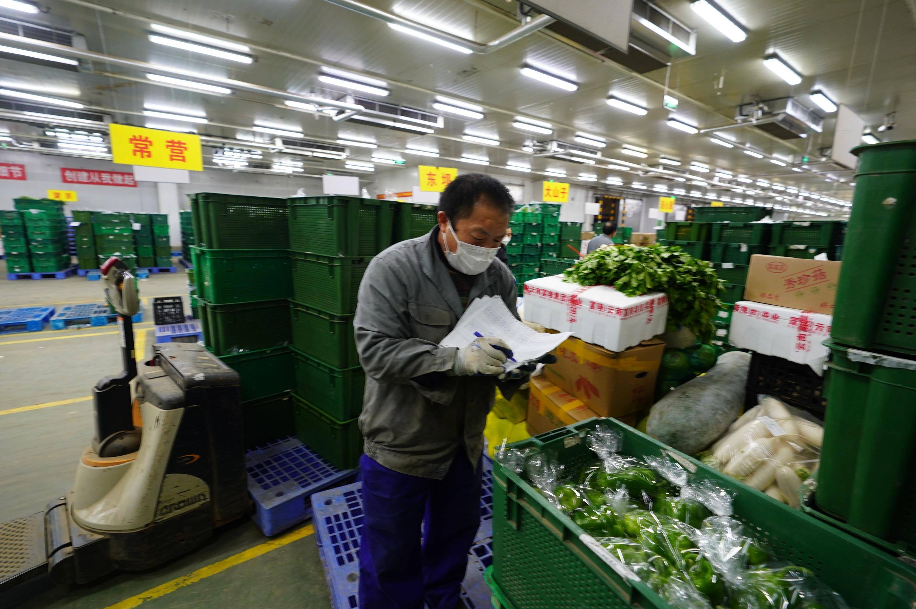 晚11时,京客隆生鲜食品配送中心仍在紧张有序地理货,装货_保障_供应