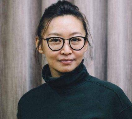 她是祖峰的妻子,被张艺谋嫌弃长得丑,硬是把自己逼成中戏老师_天池