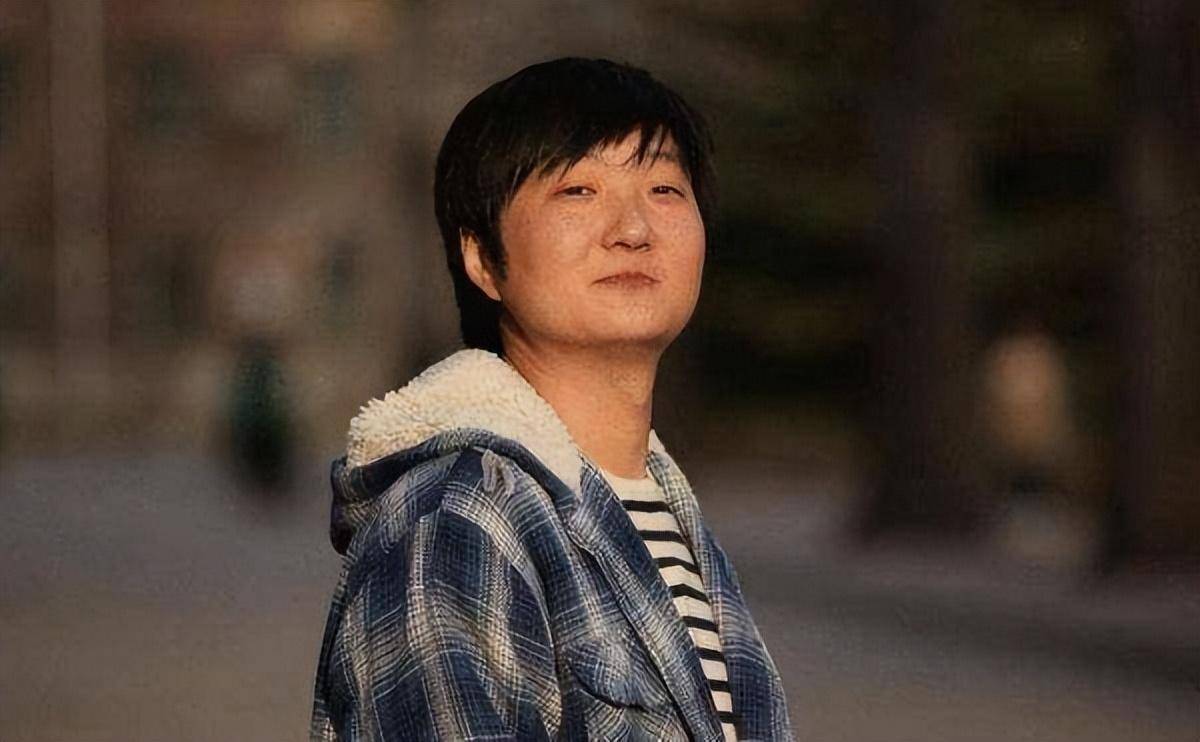 45岁王大治久违现身,头发蓬乱疑醉酒,自言自语精神状态堪忧_董洁_网友