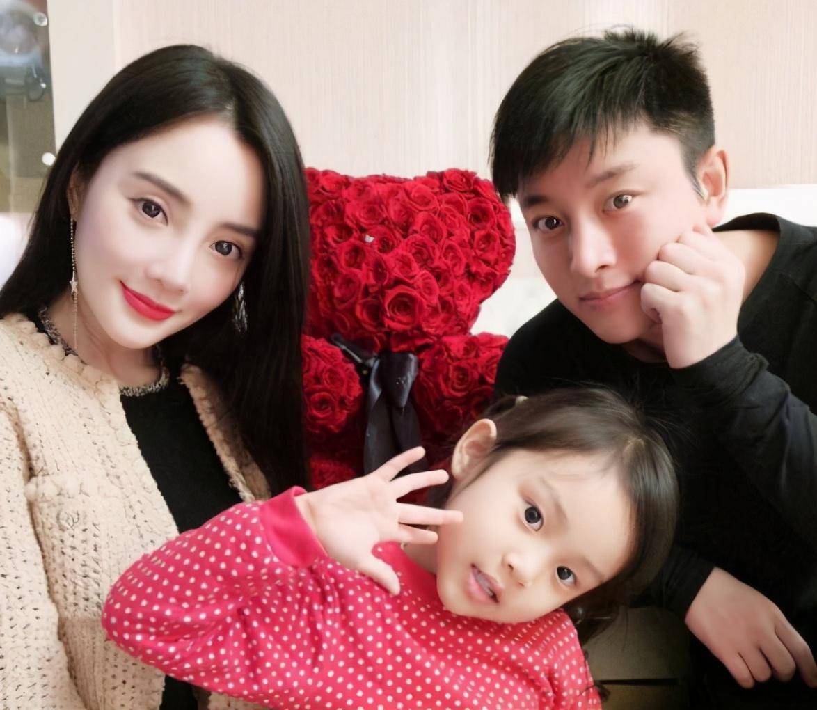 李小璐借女儿甜馨,和贾乃亮频繁见面,复婚已是水到渠成?