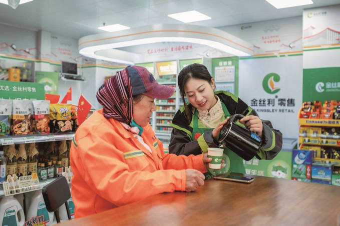 金丝利零售加盟店内爱心驿站配备有急救医药箱,充电宝,口罩等实用物品