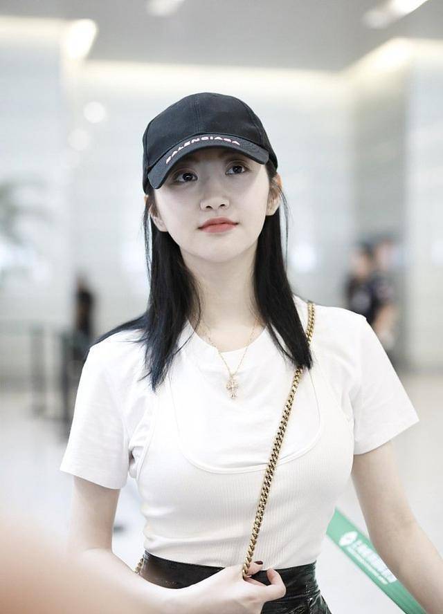 景甜瘦了真任性,"液体裙"招摇过市,硬把背心穿在t恤外太抢眼_时尚