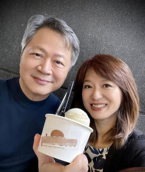 嫁64岁老教授大秀恩爱,笑容甜美似小情侣_周玉琴_赖岳谦_爱情