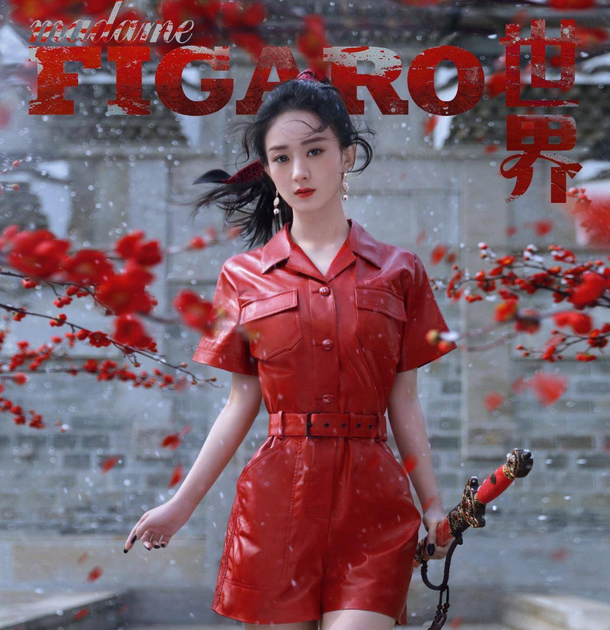 赵丽颖李冰冰手牵手拍摄封面,颖宝输了腿长胜在肤色,身材太过少女感