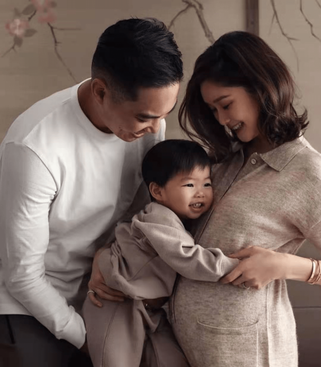 刚公布怀孕消息的岑丽香瞬间成为了媒体重点采访的对象