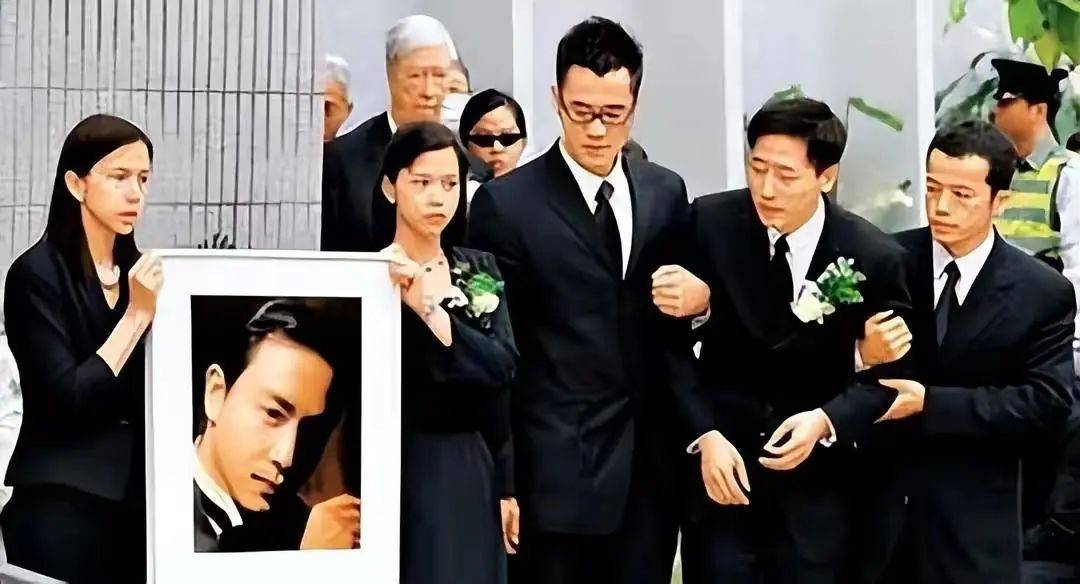 张国荣挚爱63岁唐鹤德近况,虽已两鬓斑白,却仍帅气依旧_哥哥_陈淑芬