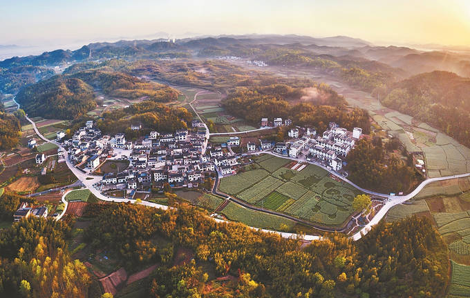 安徽省黃山市徽州區巖寺鎮虹光村俯瞰.高郵湖畔,芡葉連連.