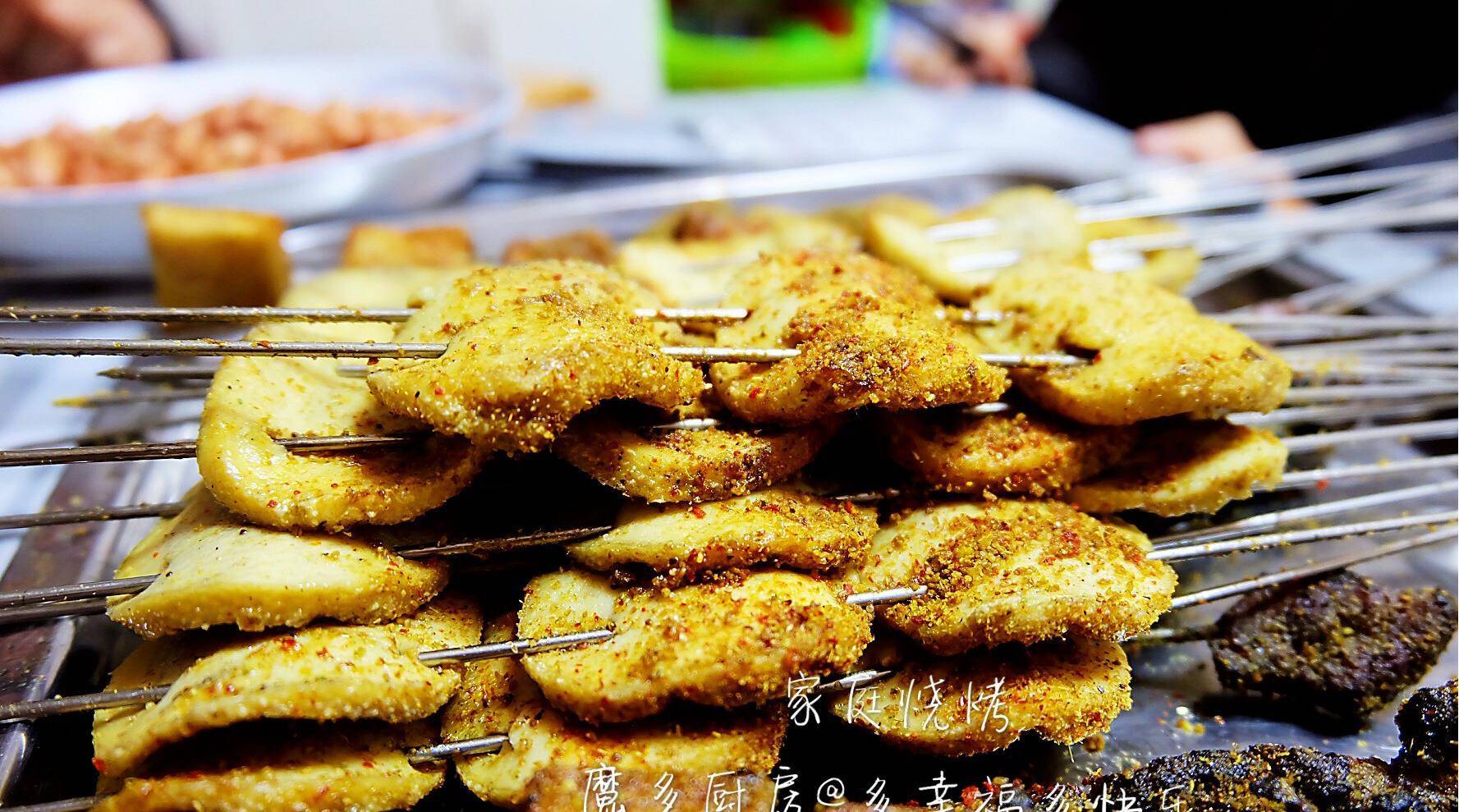 串在签上,很快就烤熟了,刷上油撒上烧烤料,简单省事;豆腐卷,用的是