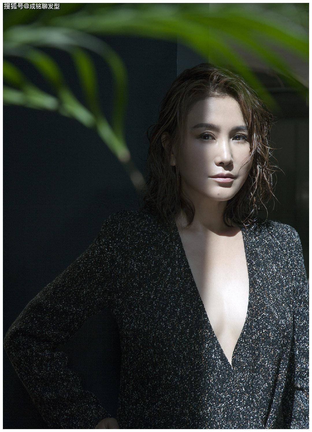 王茜拍片真大胆,穿大v领开叉裙"真空"出镜,52岁身材依然有料_服装