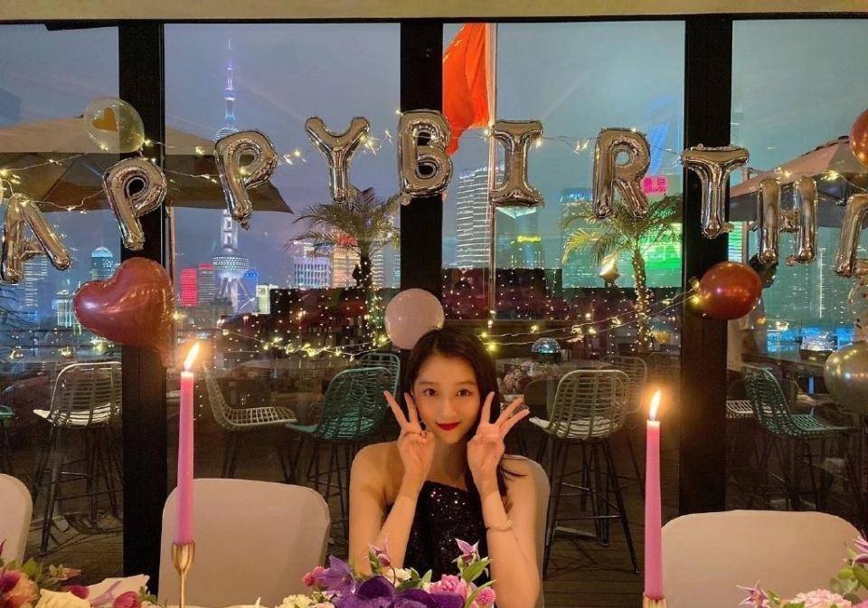 关晓彤庆生画面曝光,穿超短吊带夜店蹦迪,与好姐妹扭腰摆臀超嗨_鹿晗