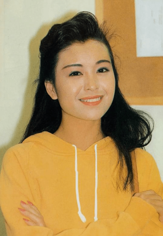 伍咏薇年轻时,容貌出了名地美.