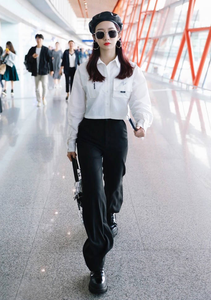 腰细臀翘腿又长,怪不得女明星都爱穿这样的裤子!_毛衣_衬衫_西装