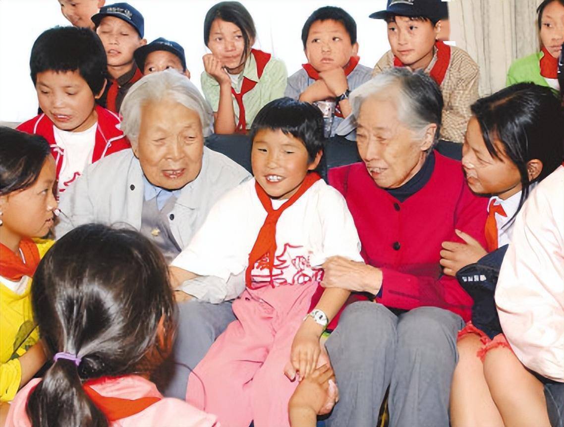 王光美临终前,吃力抱拳向女儿作揖,刘亭泪目:妈妈,我受不起_刘少奇