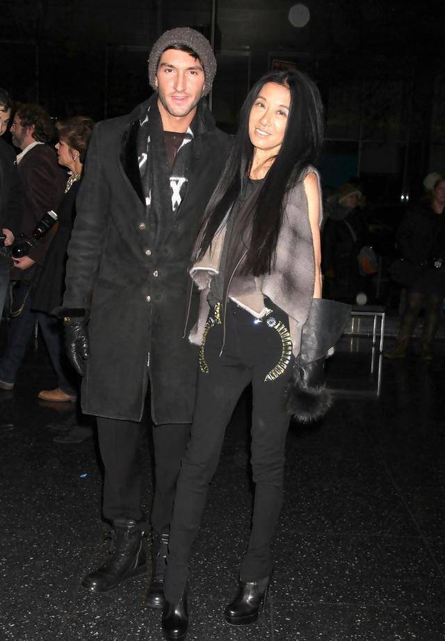 身价40亿无子女,和小32岁男友7年之痒,72岁身材像少女_婚纱_vera_wang