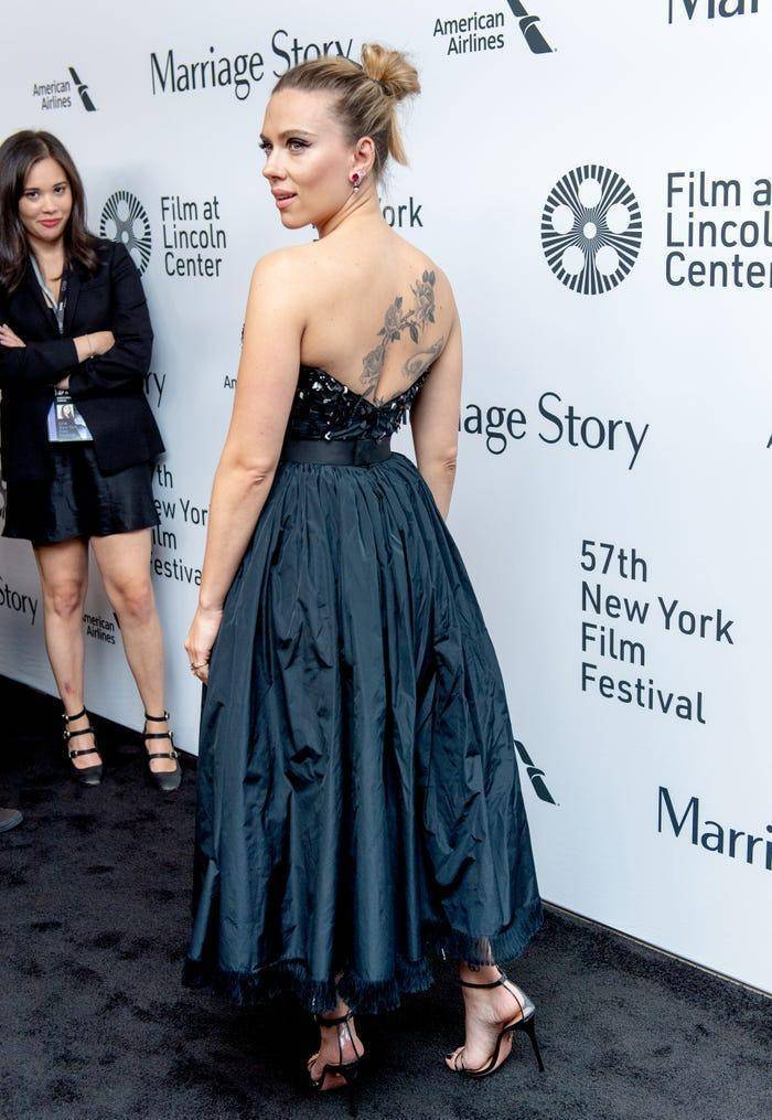 一组"寡姐"近年颁奖典礼照,背上的纹身成亮点,每年都在变化_斯嘉丽