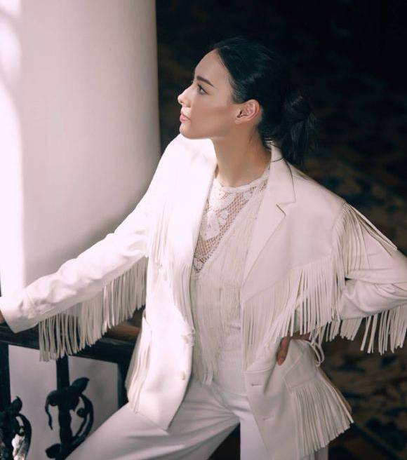 梁洛施侧脸美照罕见曝光,李泽楷眼光好!