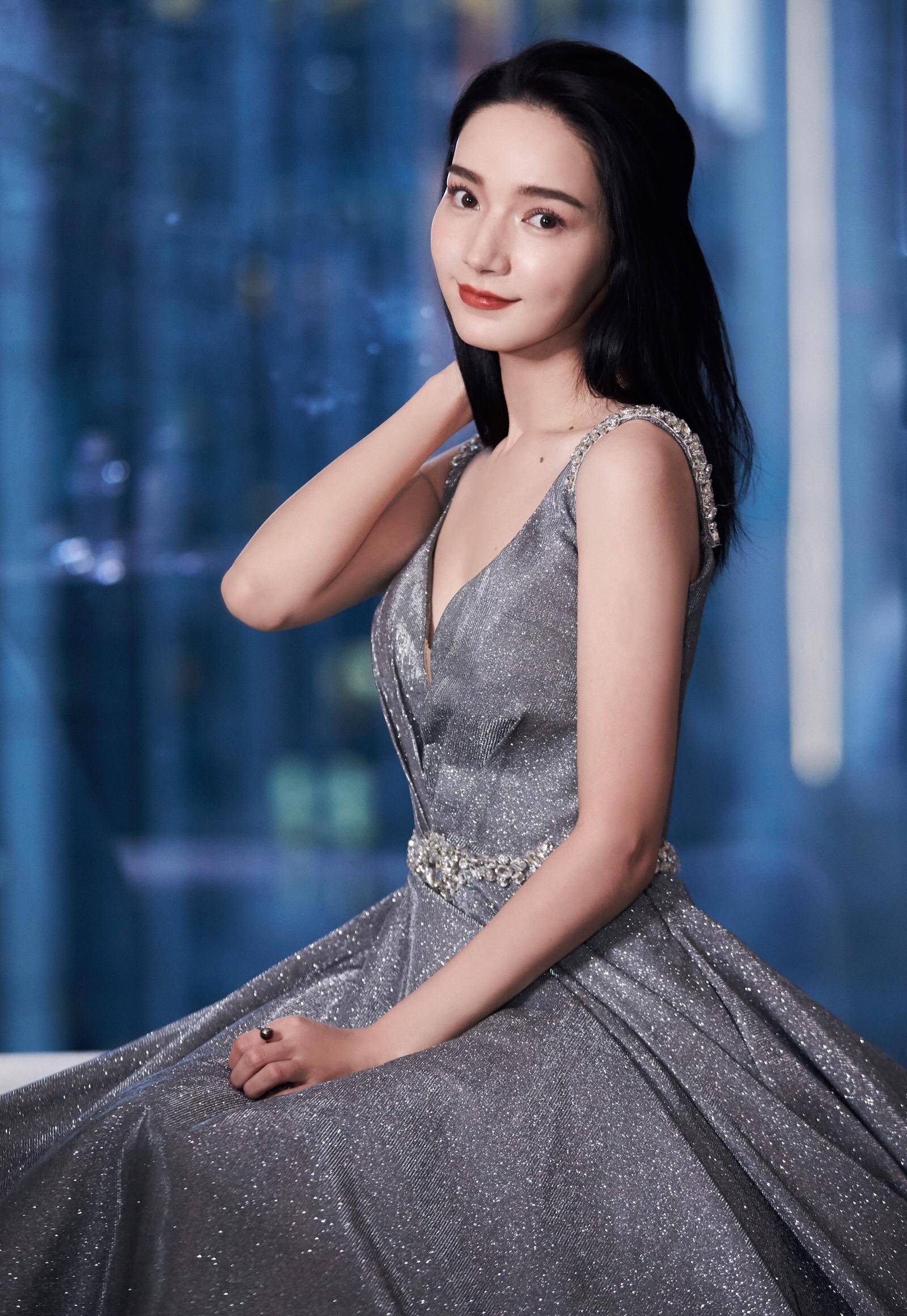 中戏校花代斯,素颜近照曝光,浓妆淡抹下,显得很漂亮,很有气质_胭脂_剧