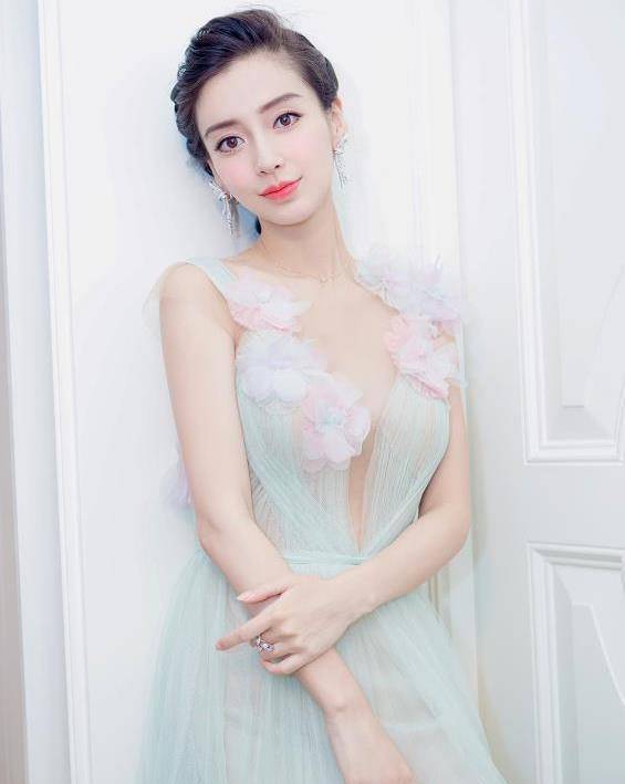 angelababy結婚後感覺越來越漂亮的.參加某活動的造型曝光.