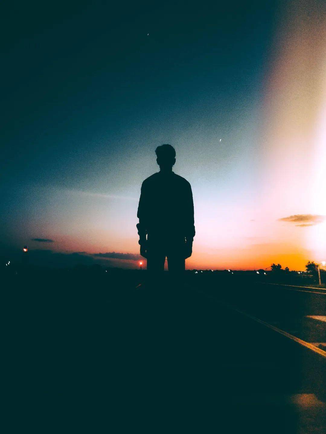 男孩感到很难过;他总会跑下去,帮他搬走捆好的绳索,或是鱼钩,鱼枪