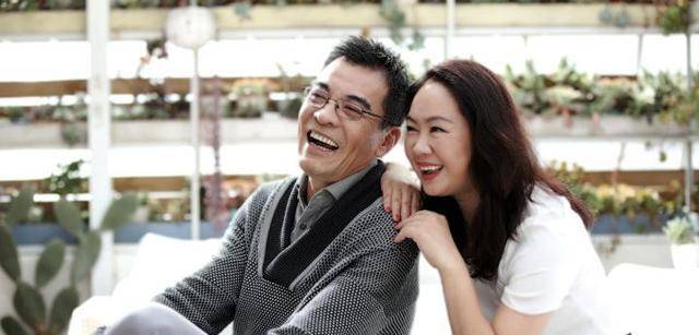 刘威:被何晴甩,又甩小23岁杨若兮,50岁才结婚,如今过得怎么样_王晓宇