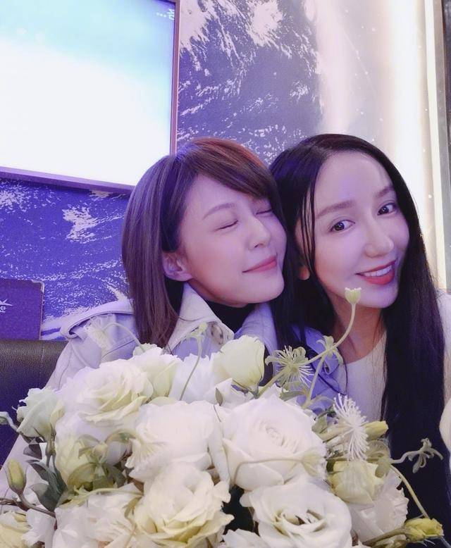 娄艺潇为34岁李金铭庆生,一菲美嘉贴脸合影,戏外再续姐妹情_很漂亮